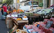 FOTO DE ARCHIVO: Consumidores compran en un mercado callejero semanal en Río de Janeiro