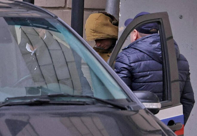 Imagen de archivo del detenido periodista de The Wall Street Journal Evan Gershkovich saliendo de un juzgado en Moscú, Rusia.