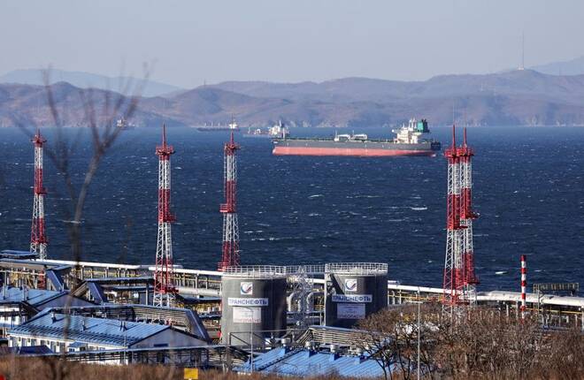 FOTO DE ARCHIVO. El petrolero de crudo Fuga Bluemarine se encuentra anclado cerca de la terminal Kozmino en la bahía de Nakhodka, cerca de la ciudad portuaria de Nakhodka, Rusia