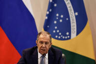 El ministro de Relaciones Exteriores de Rusia, Sergei Lavrov, habla ante la prensa con su homólogo brasileño, Mauro Vieira, en Brasilia, Brasil.