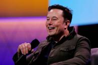 FOTO DE ARCHIVO. Elon Musk, propietario de SpaceX y consejero delegado de Tesla, habla durante una conversación con el diseñador de videojuegos Todd Howard (no en la foto) en la convención de videojuegos E3 en Los Ángeles, California, Estados Unidos