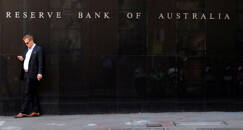 FOTO ARCHIVO: Un hombre fuma junto a la sede del Banco de la Reserva de Australia en el centro de Sídney