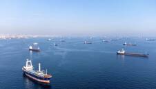 FOTO DE ARCHIVO: Buques comerciales, incluidos buques que forman parte del acuerdo sobre el grano del mar Negro, esperan para pasar el estrecho del Bósforo