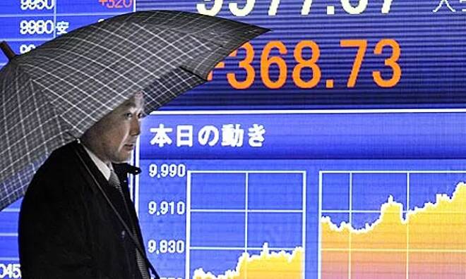 L’apprezzamento dello yen spinge in ribasso il Nikkei. Il petrolio scende a causa dei dubbi sulla riduzione della produzione