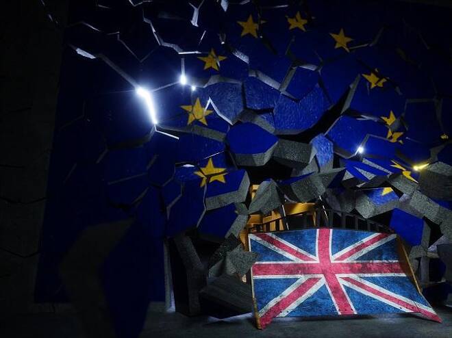 Continua il timore per il Brexit, che spinge la sterlina in ribasso