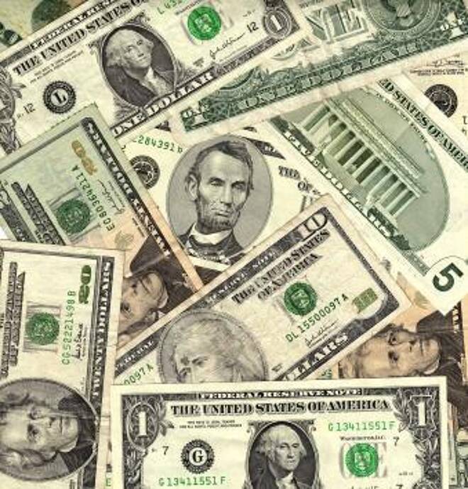 Il dollaro si muove in lieve rialzo su un paniere di valute