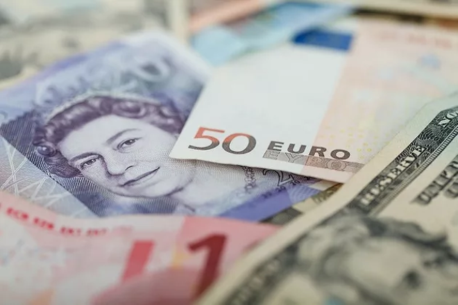 Il pendolo del rischio: il dollaro e la sterlina