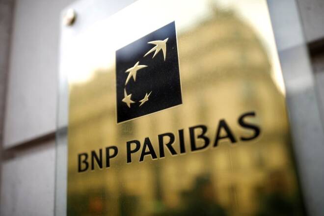 Il logo di Bnp Paribas presso una filiale di Parigi