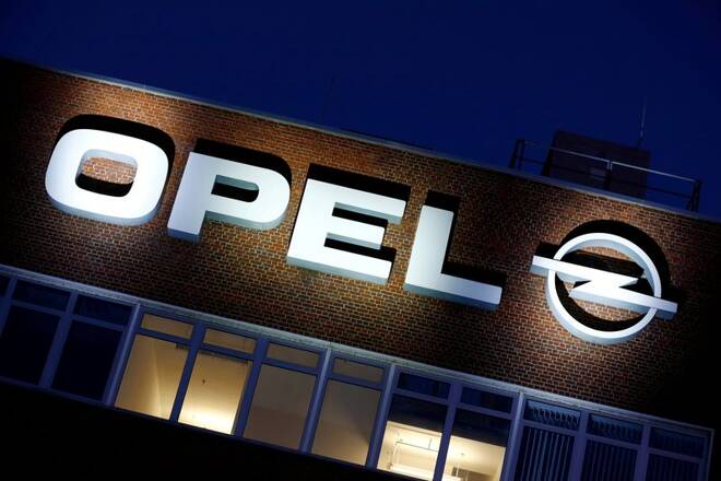 Il logo Opel presso la sede centrale a Ruesselsheim, in Germania