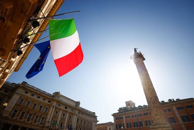 La bandiera italiana davanti a Palazzo Chigi, a Roma
