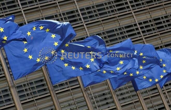 Bandiere dell'Unione europea davanti alla sede della Commissione Ue a Bruxelles