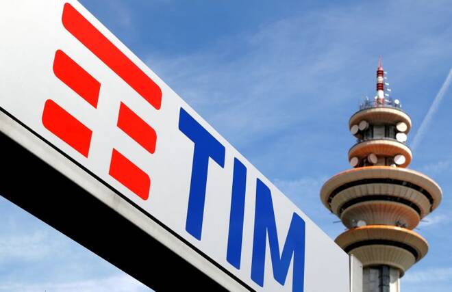 Il logo Telecom Italia presso la sede centrale nel quartiere di Rozzano a Milano