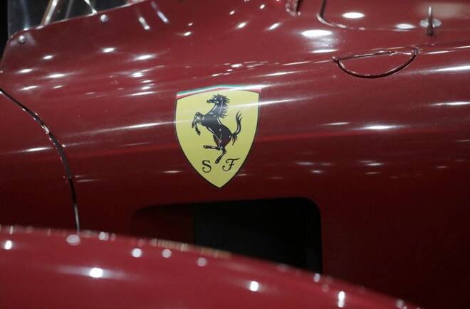 Il logo Ferrari sulla carrozzeria di una vettura in esposizione a Monaco