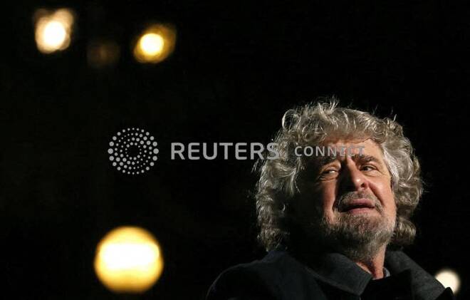 Il fondatore del Movimento 5 stelle Beppe Grillo durante un evento a Siena