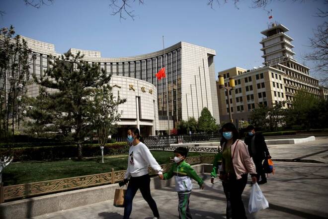 Alcuni passanti davanti alla sede della banca centrale cinese People's Bank of China