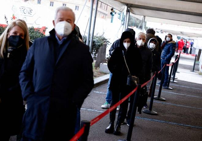 Una fila di persone in attesa di ricevere una dose di richiamo contro il Covid-19 presso un centro di vaccinazione a Roma