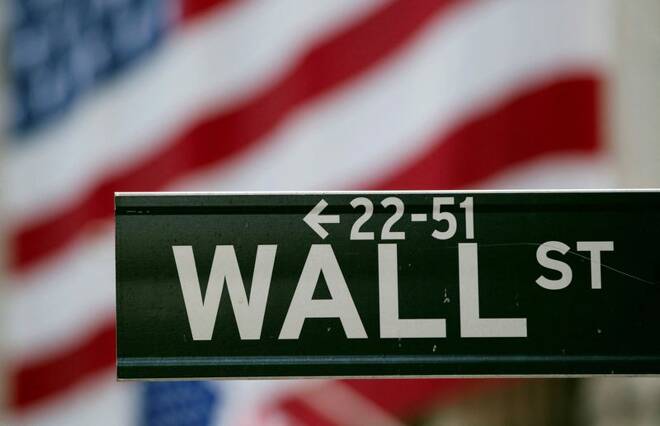 Un cartello stradale di Wall Street nei pressi della Borsa di New York