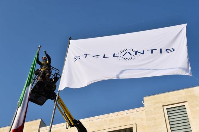 Il logo Stellantis presso lo stabilimento Mirafiori a Torino