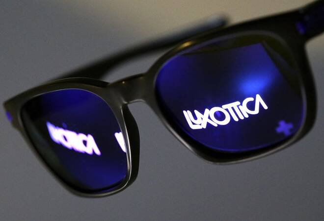 Il logo Luxottica riflesso su un paio di occhiali da sole a Roma