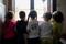Cinque bambini affacciati a una finestra di un asilo a Cartigliano, in provincia di Vicenza