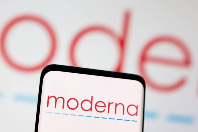 Il logo Moderna visto sullo schermo di uno smartphone