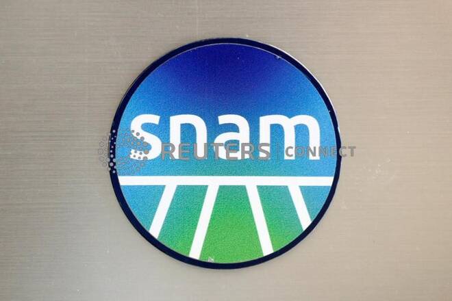 Il logo di Snam fuori dalla sede di Roma