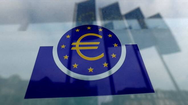 Il logo Bce davanti alla sede di Francoforte
