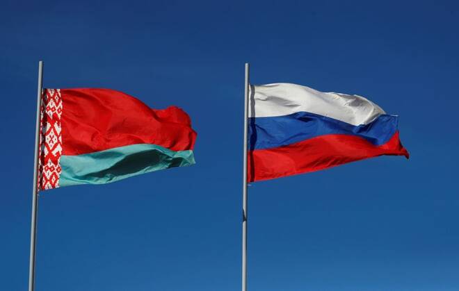 Le bandiere della Bielorussia e della Russia a Ostrovets, in Bielorussia
