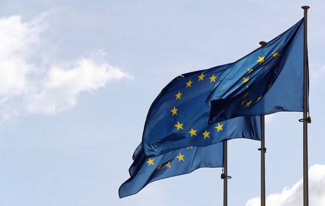 Bandiere dell'Unione europea davanti la sede della Commissione a Bruxelles