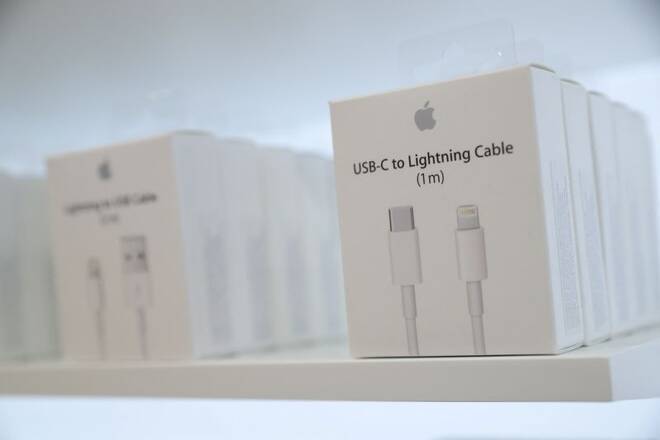 Adattatori da USB-C a Lightning presso un Apple store a Chicago