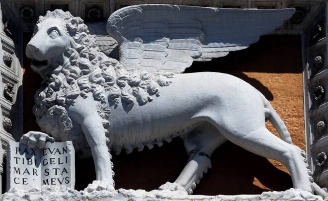 Il leone alato, simbolo di Generali, sul palazzo della società a Piazza Venezia a Roma.