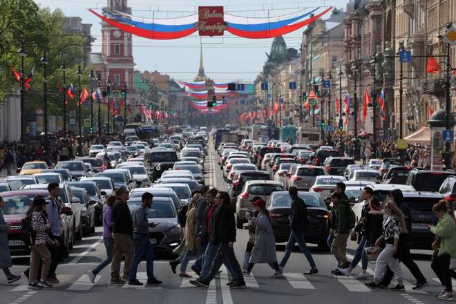 Diversi pedoni a Nevsky Avenue in centro a San Pietroburgo, in Russia