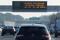 Un tabellone elettronico segnala "Inquinamento, limite di velocità a 70km/h per veicoli passeggeri" a Bordeaux, in Francia