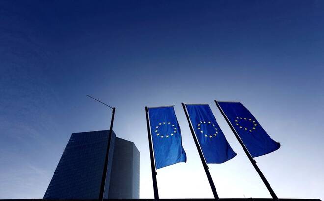 Bandiere dell'Unione europea davanti la sede della Bce a Francoforte
