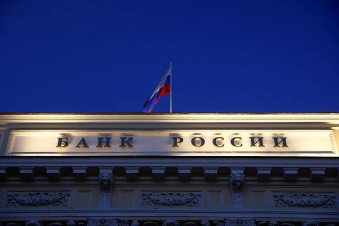 Una bandiera russa sul tetto della Banca centrale russa a Mosca
