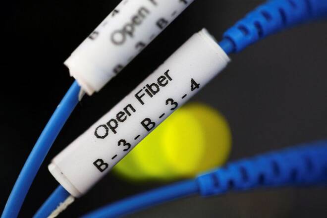 Cavi in fibra ottica 'Open Fiber' in una server room a Perugia