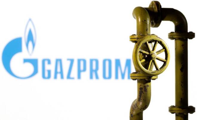 La miniatura di un gasdotto davanti al logo Gazprom