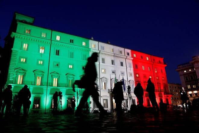Palazzo Chigi illuminato con il tricolore a Roma