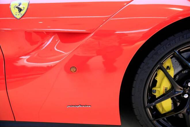 Il logo Pininfarina su una Ferrari a Singapore