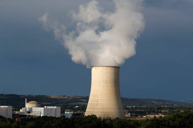 Una torre di raffreddamento presso la centrale nucleare di Golfech vicino Tolosa, in Francia