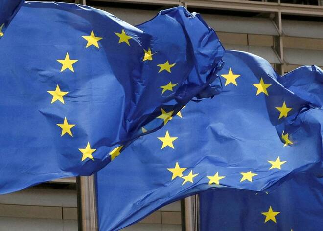 Bandiere dell'Unione europea davanti alla sede della Commissione europea a Bruxelles