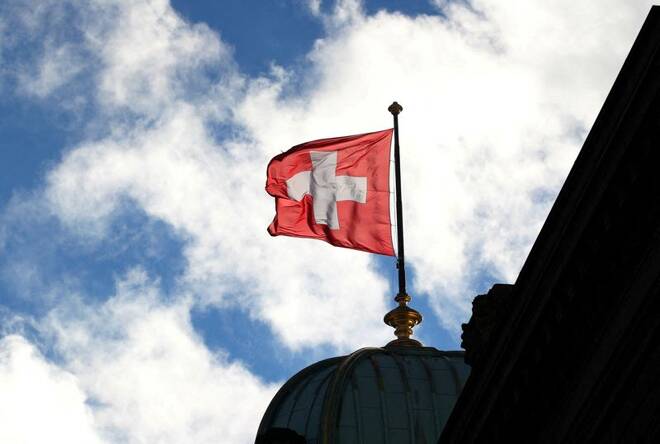 La bandiera svizzera sopra al palazzo federale a Berna