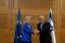 La presidente della Commissione europea Ursula von der Leyen posa per una foto con il ministro degli Esteri israeliano Yair Lapid