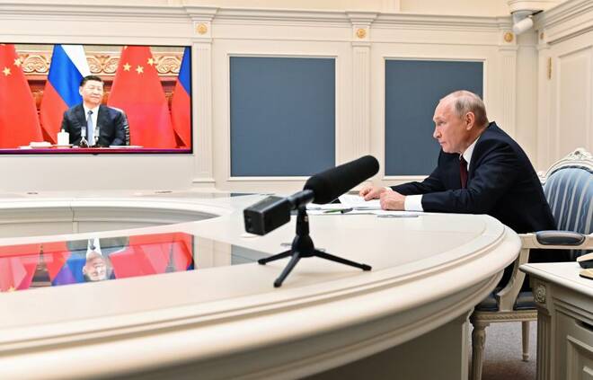 Il presidente russo Vladimir Putin in una conference call con il presidente cinese Xi Jinping a Mosca