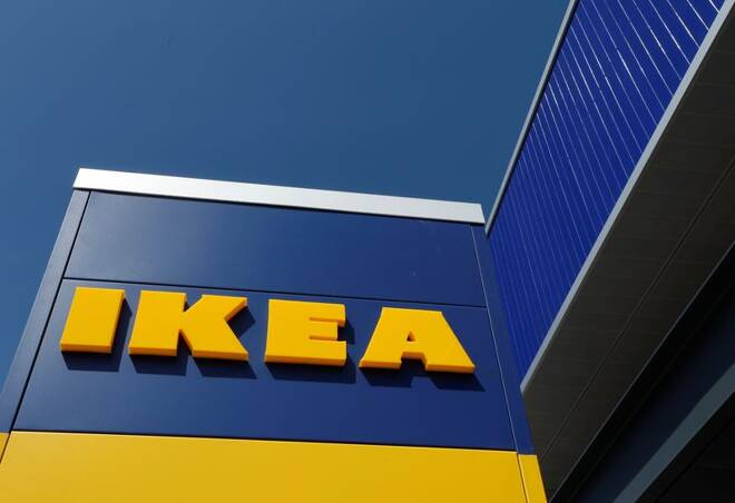 Il logo Ikea presso una filiale a Nizza, in Francia