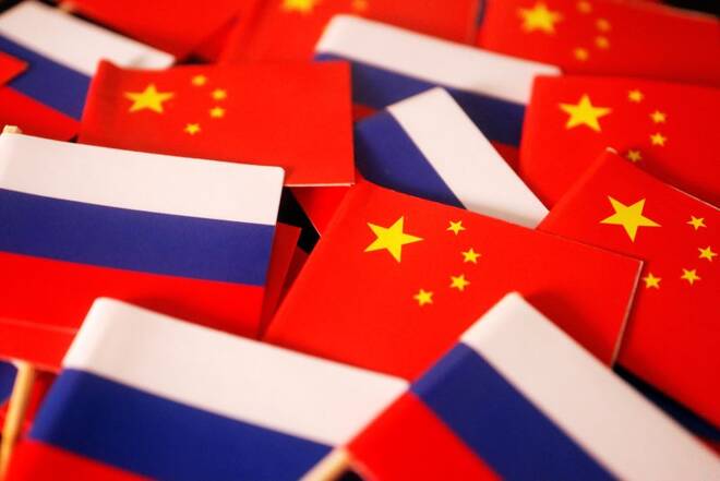 Diverse bandiere cinesi e russe