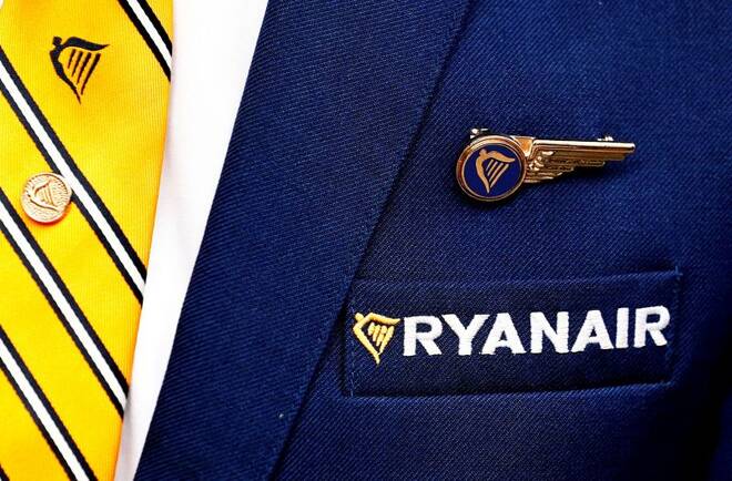 Il logo Ryanair sulla giacca di un assistente di volo a Bruxelles
