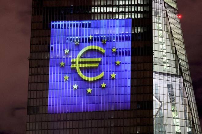 Il logo dell'euro riflesso sul palazzo della Bce a Francoforte