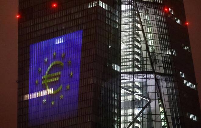 Il logo dell'Euro presso la sede della Bce a Francoforte