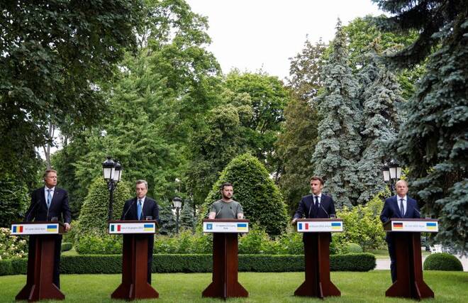 Il presidente francese Macron, il cancelliere tedesco Scholz, il presidente del Consiglio Draghi e il presidente rumeno Iohannis a Kiev con il presidente ucraino Zelensky